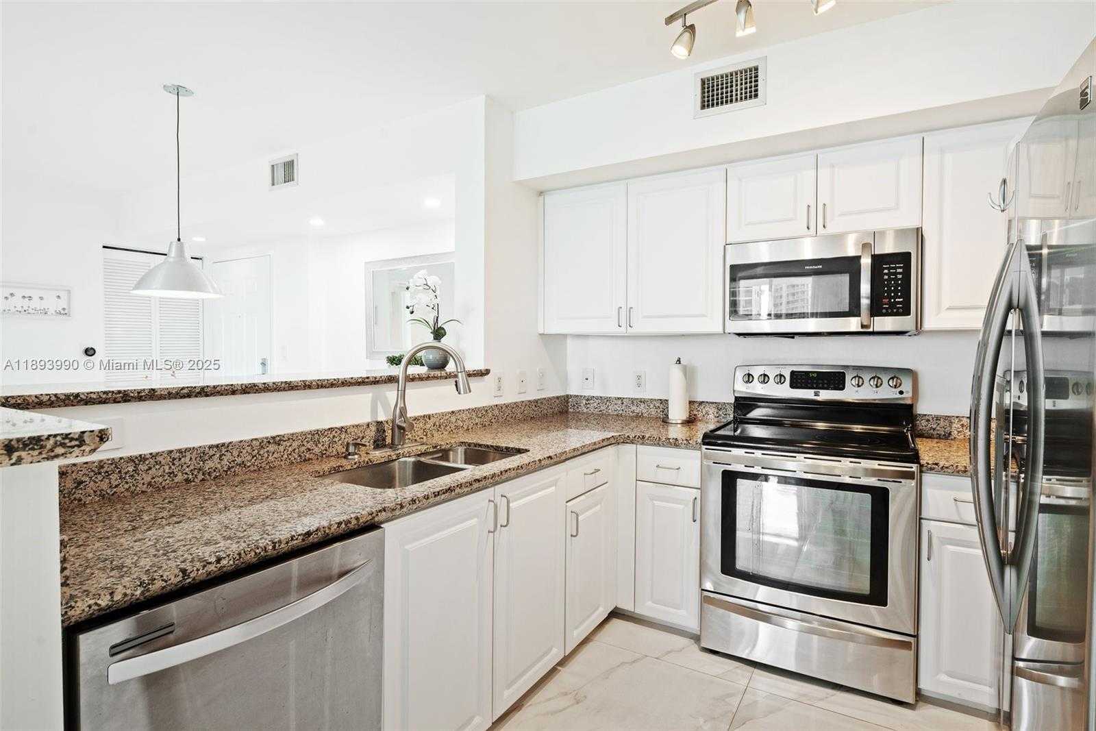 Small Image of 1155 BRICKELL BAY DR #903, Miami Number 13