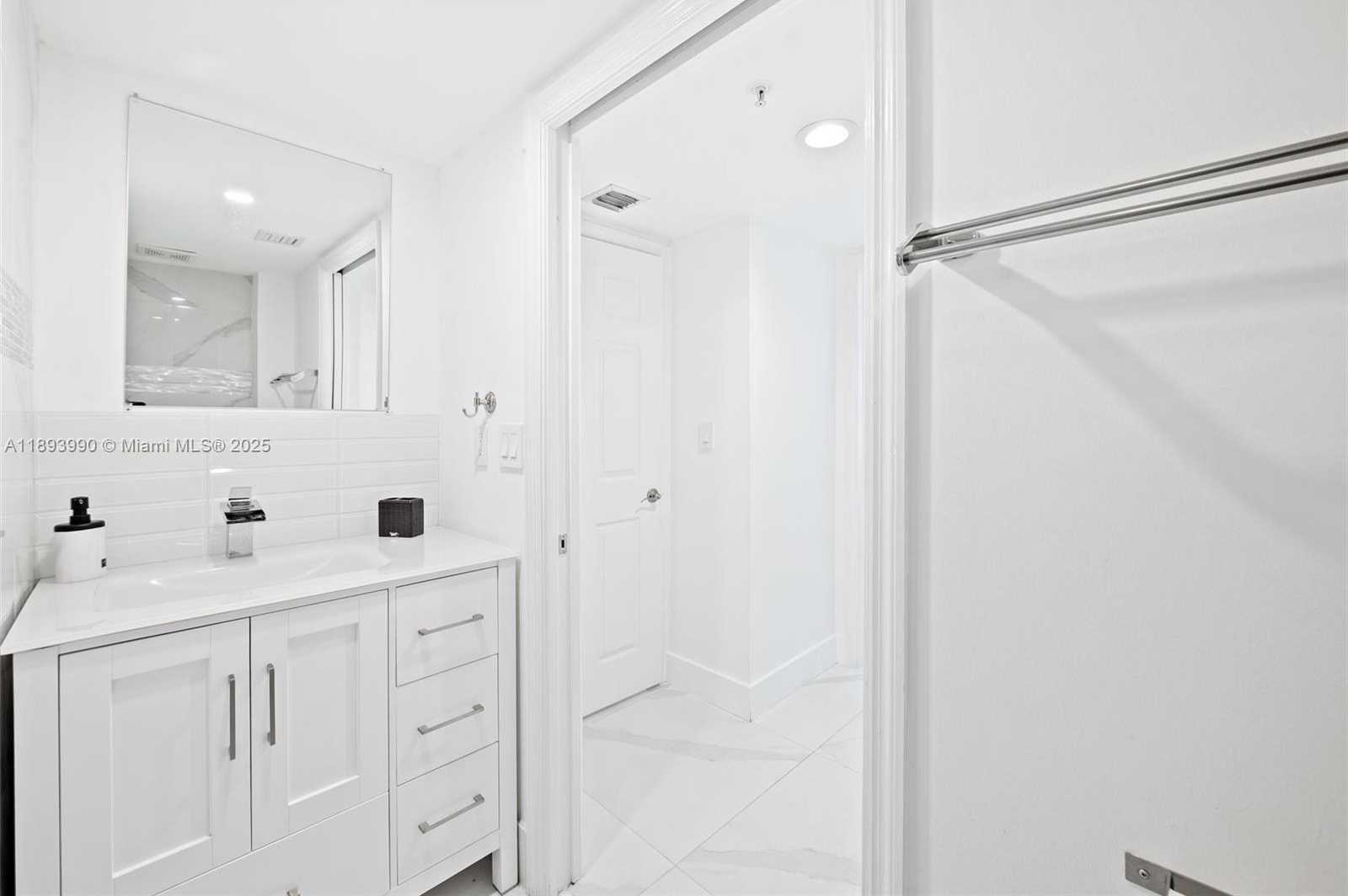 Small Image of 1155 BRICKELL BAY DR #903, Miami Number 21