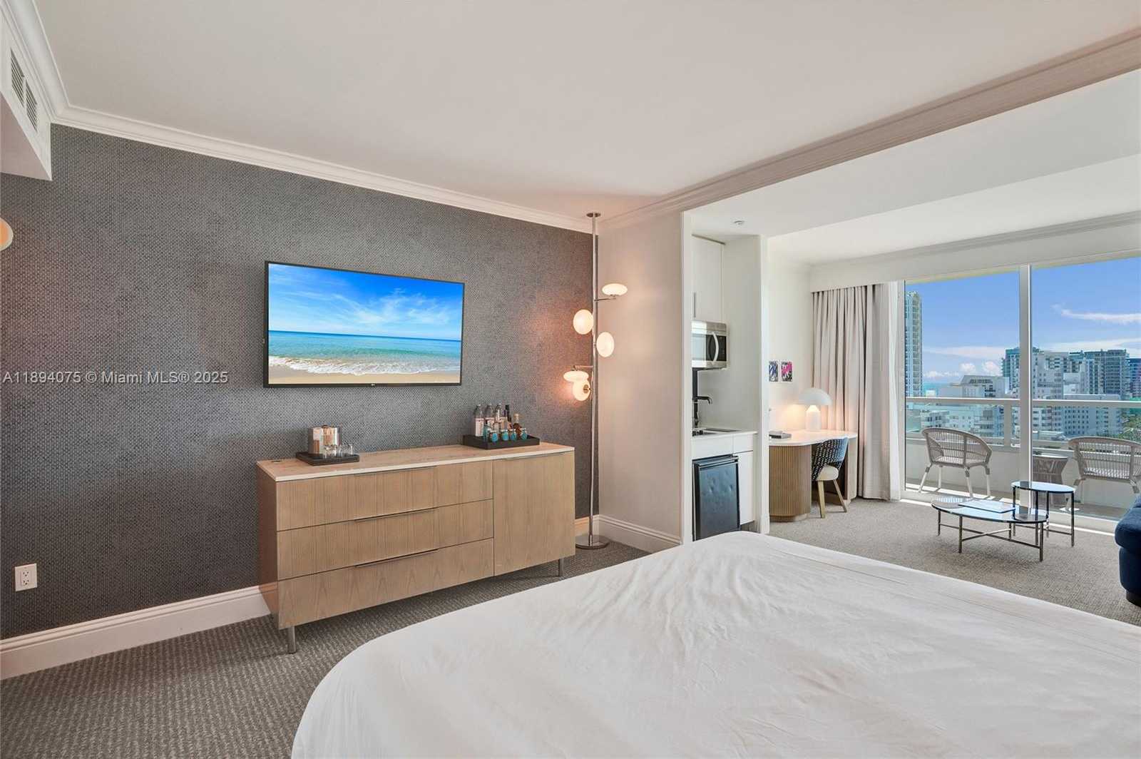 Small Image of 4401 COLLINS AVE #1408, Miami Beach Number 3