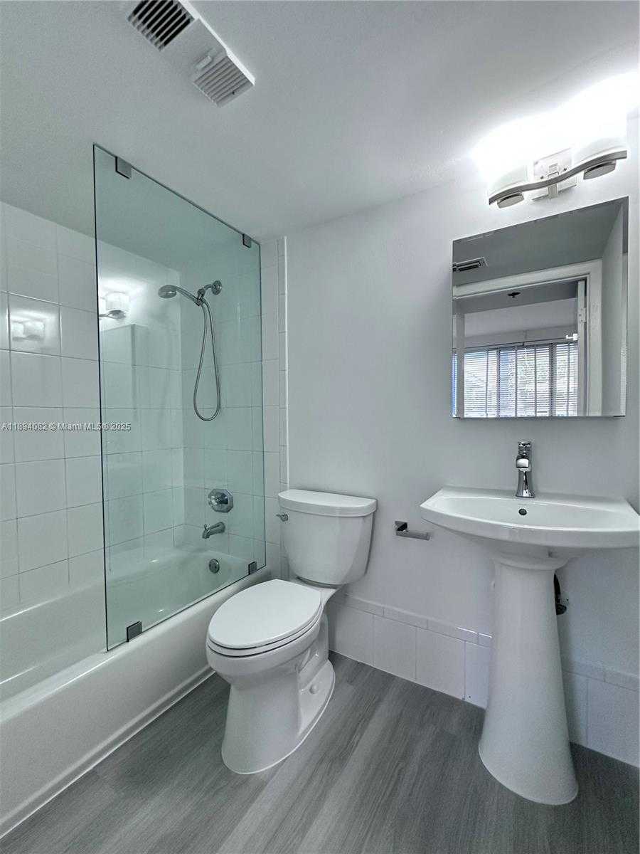 Small Image of 540 BRICKELL KEY DR #302, Miami Number 12