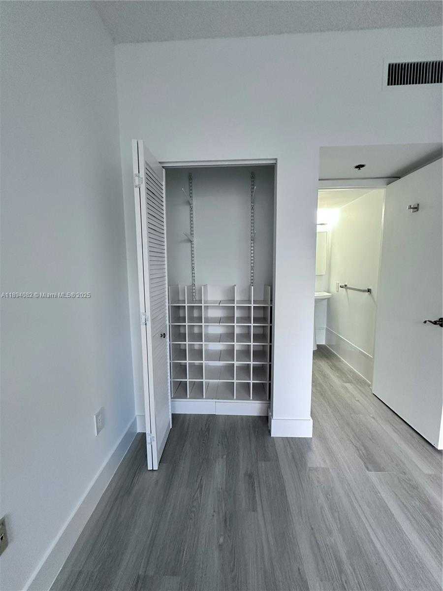 Small Image of 540 BRICKELL KEY DR #302, Miami Number 15