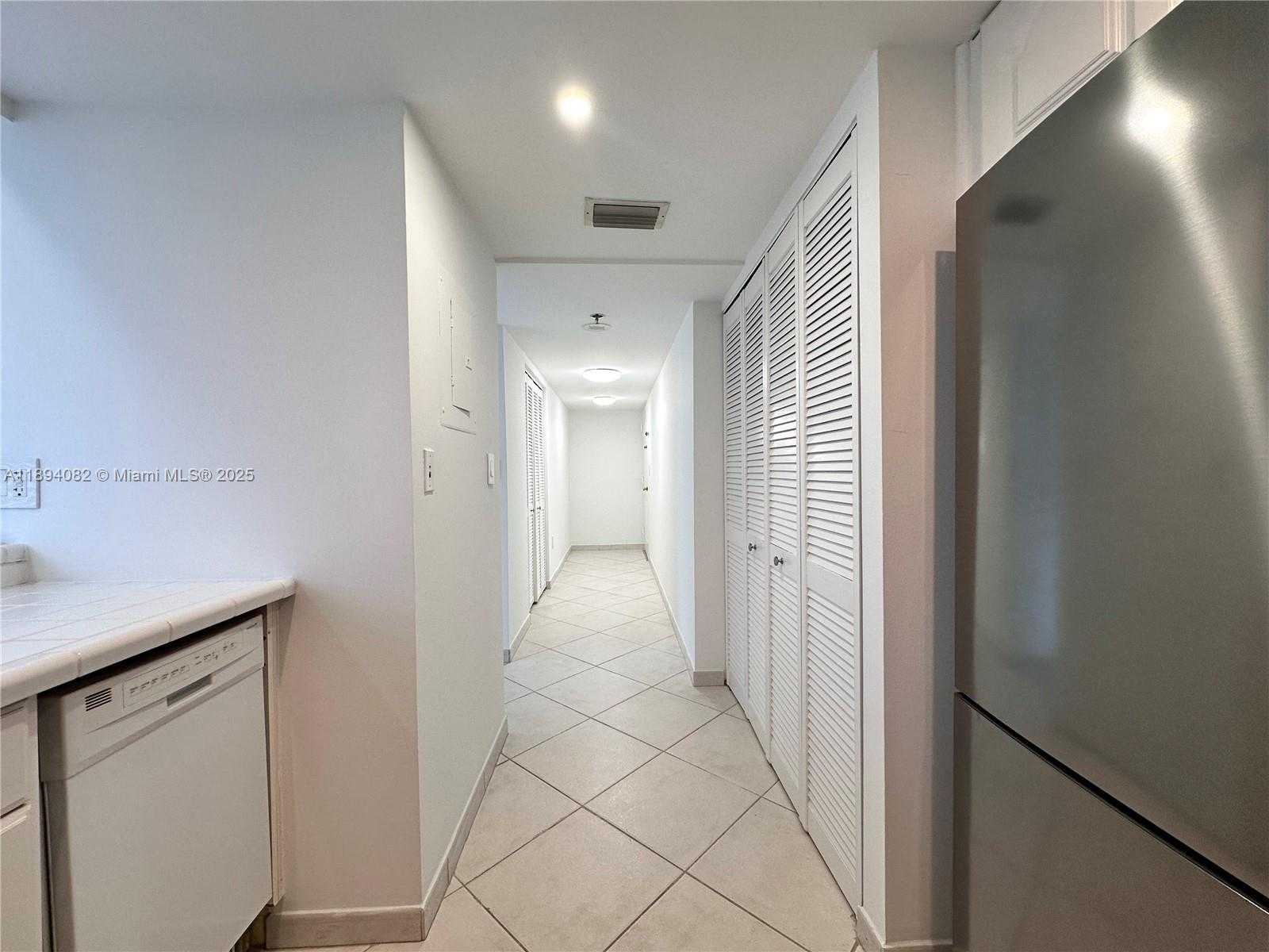 Small Image of 540 BRICKELL KEY DR #302, Miami Number 4