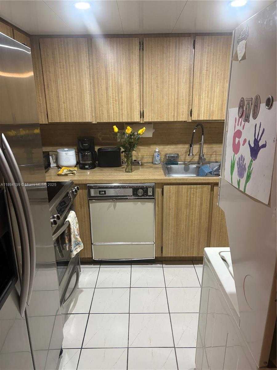 Small Image of 1350 SOUTH WEST 122ND AVE #423, Miami Number 4