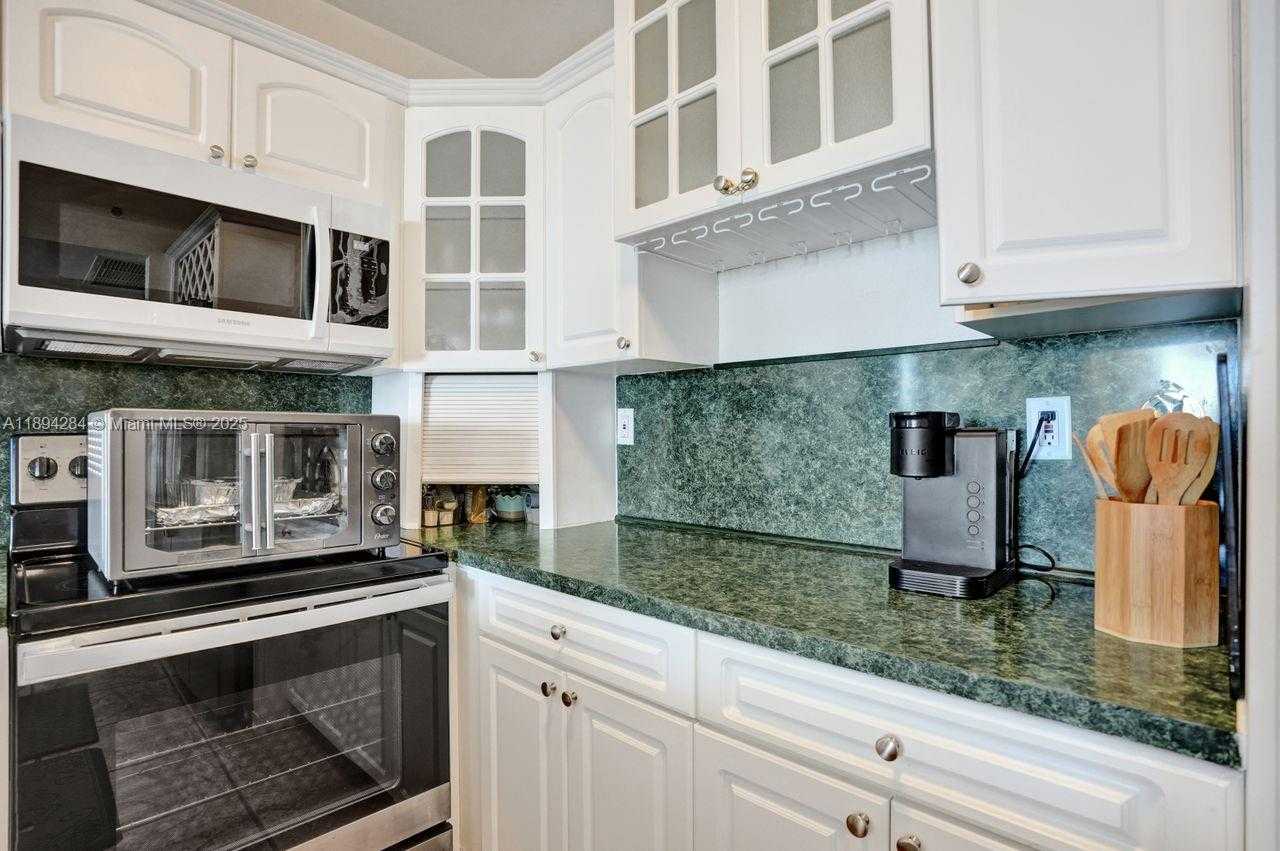 Small Image of 5601 COLLINS AVE #504, Miami Beach Number 12