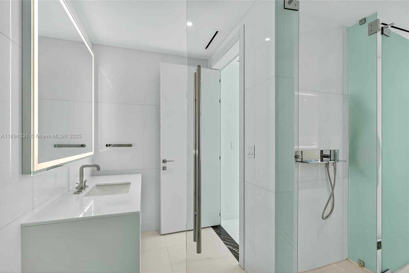 Small Image of 300 BISCAYNE BOULEVARD WAY #501E, Miami Number 27