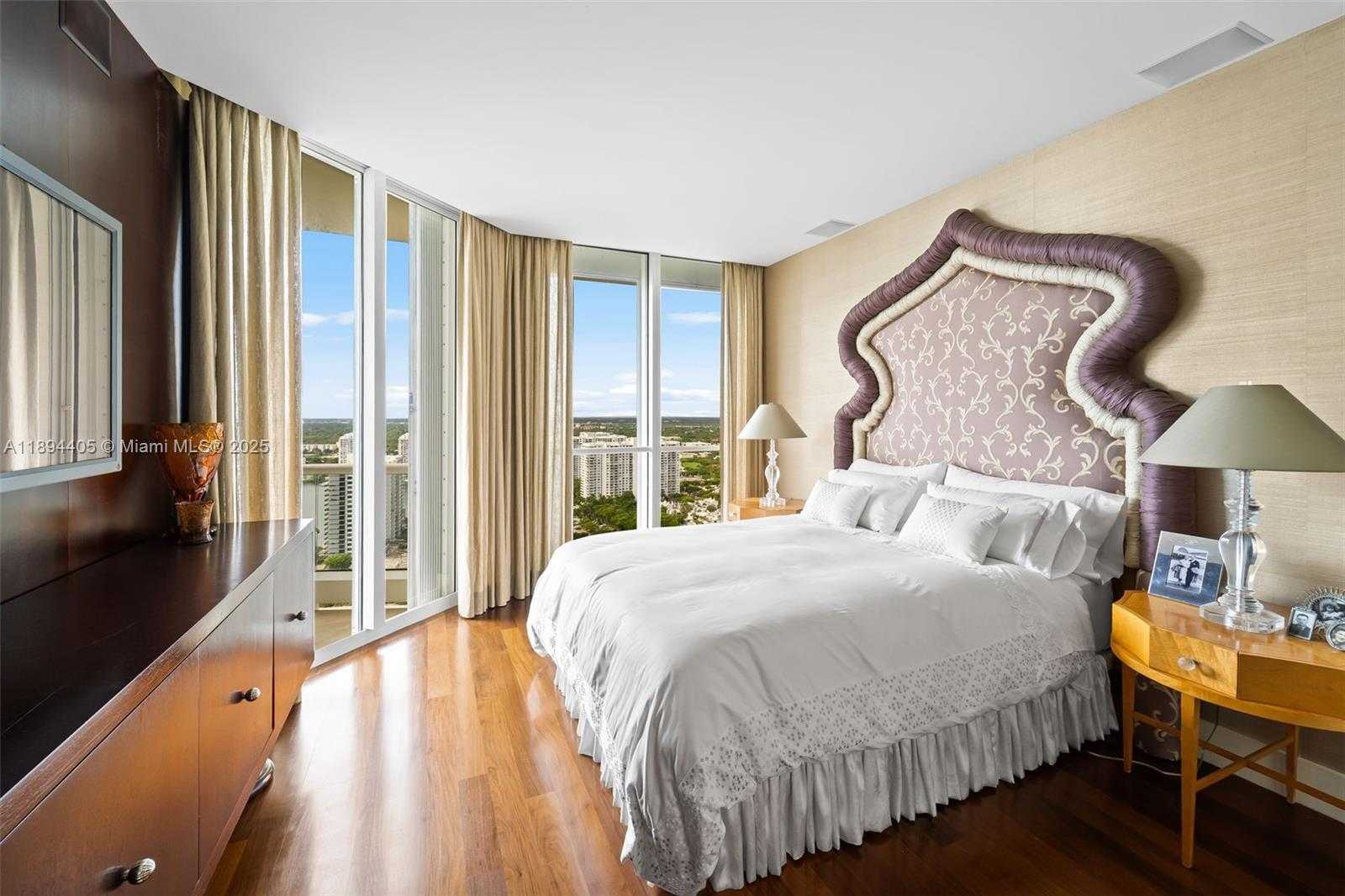 Small Image of 7000 ISLAND BLVD #PH-02, Aventura Number 24