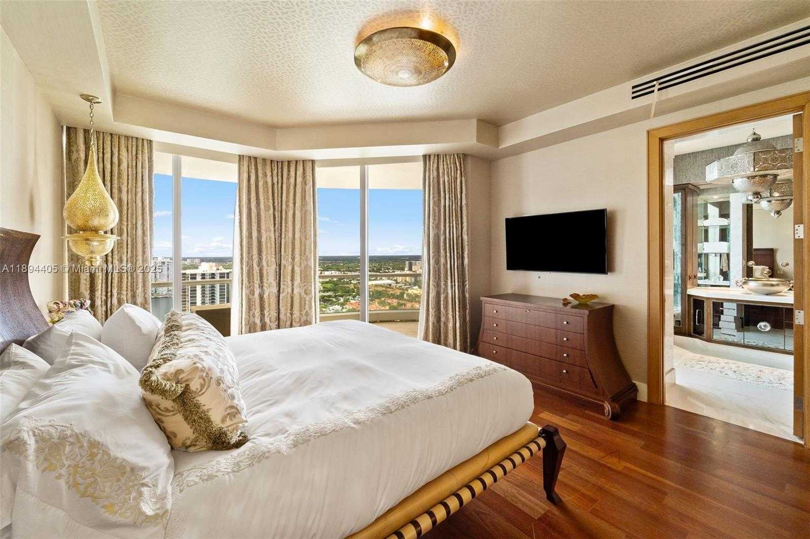 Small Image of 7000 ISLAND BLVD #PH-02, Aventura Number 28