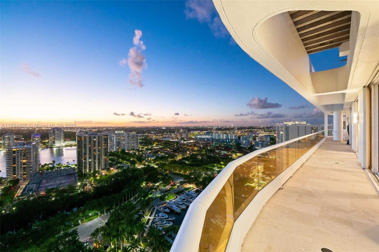 Small Image of 7000 ISLAND BLVD #PH-02, Aventura Number 38