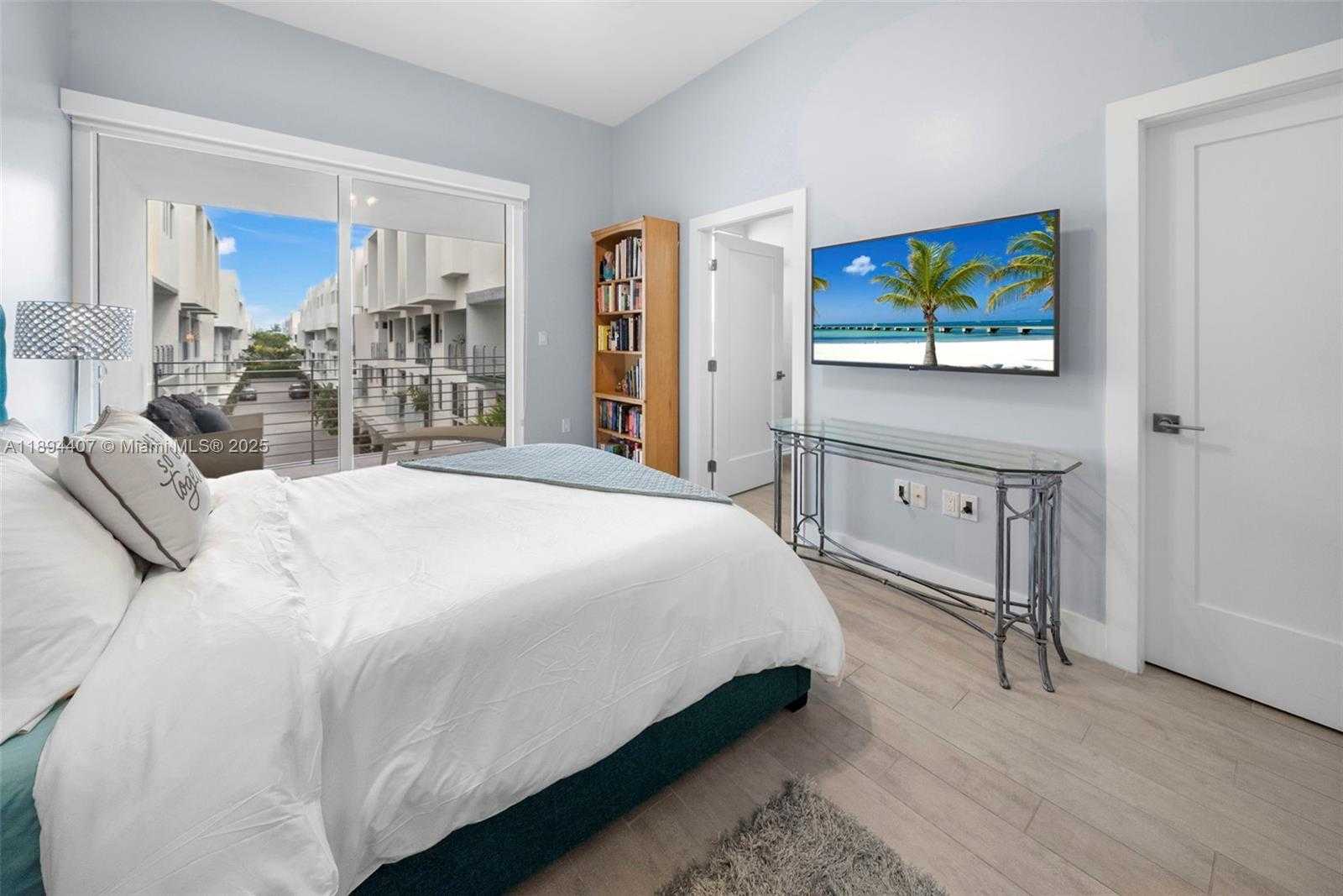 Small Image of 33 Shore Dr E, Miami, FL 33133, USA Number 24