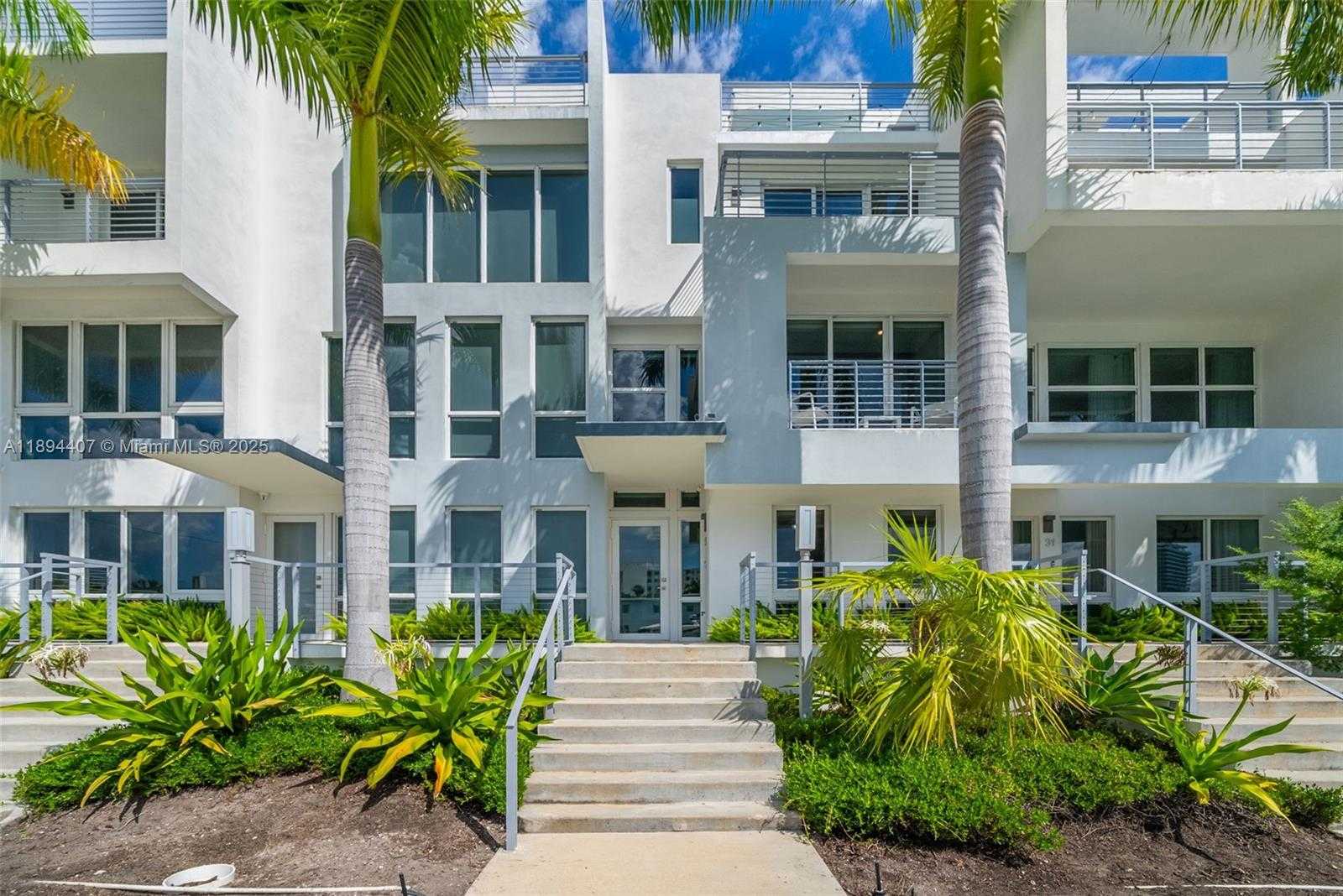 Small Image of 33 Shore Dr E, Miami, FL 33133, USA Number 4