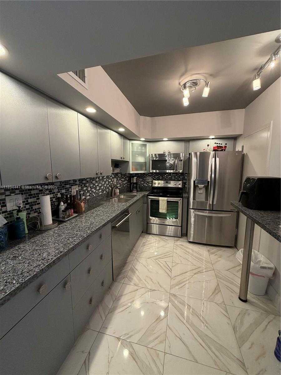 Small Image of 300 BAYVIEW DR #2014, Sunny Isles Beach Number 2