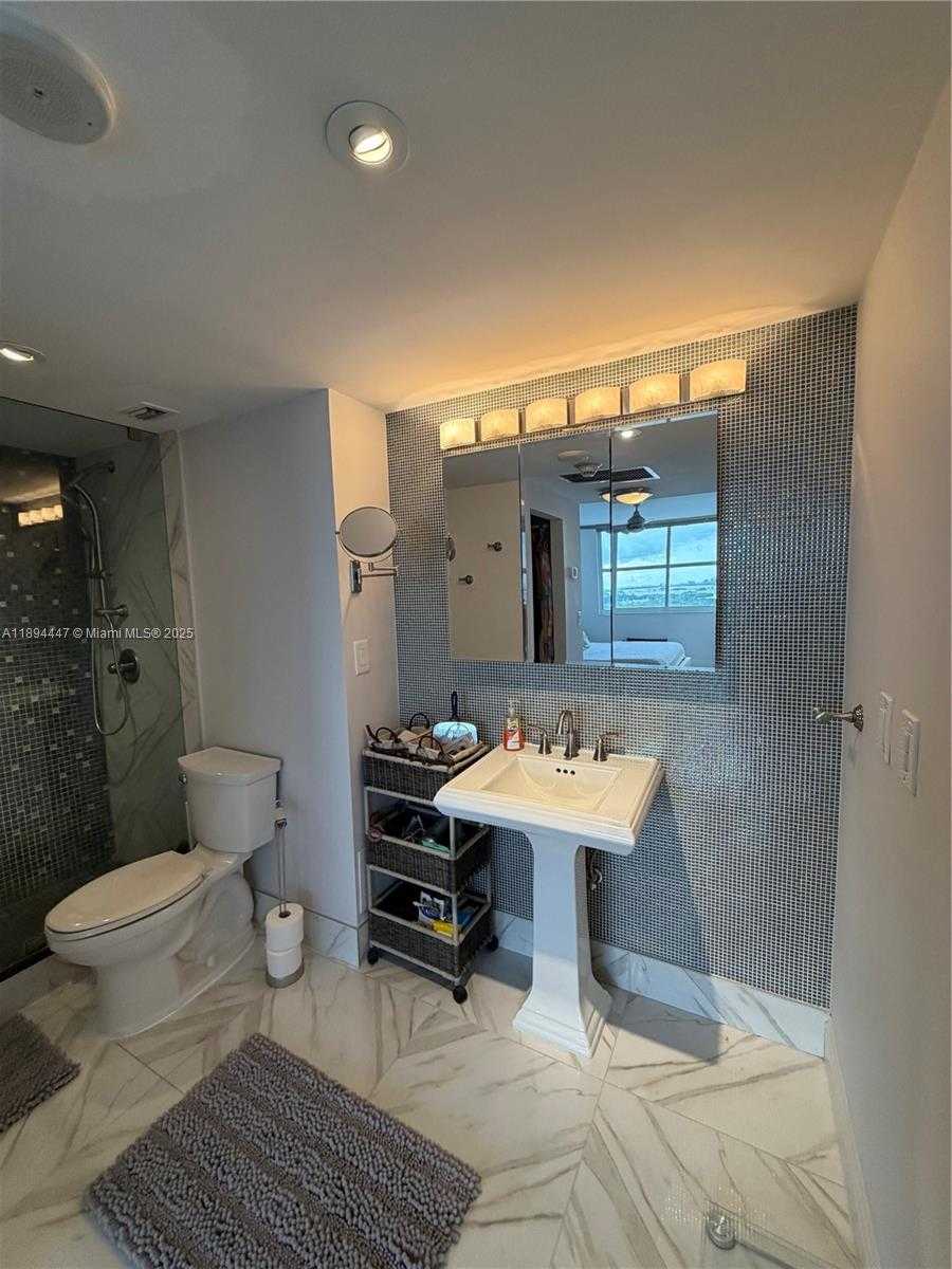 Small Image of 300 BAYVIEW DR #2014, Sunny Isles Beach Number 22