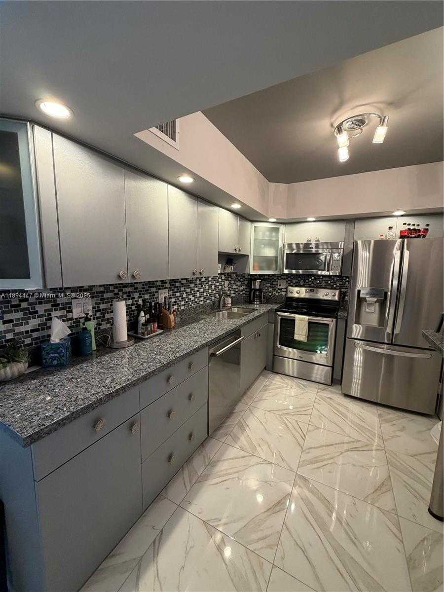 Small Image of 300 BAYVIEW DR #2014, Sunny Isles Beach Number 3