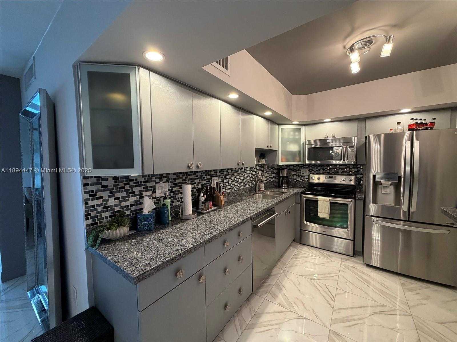 Small Image of 300 BAYVIEW DR #2014, Sunny Isles Beach Number 4