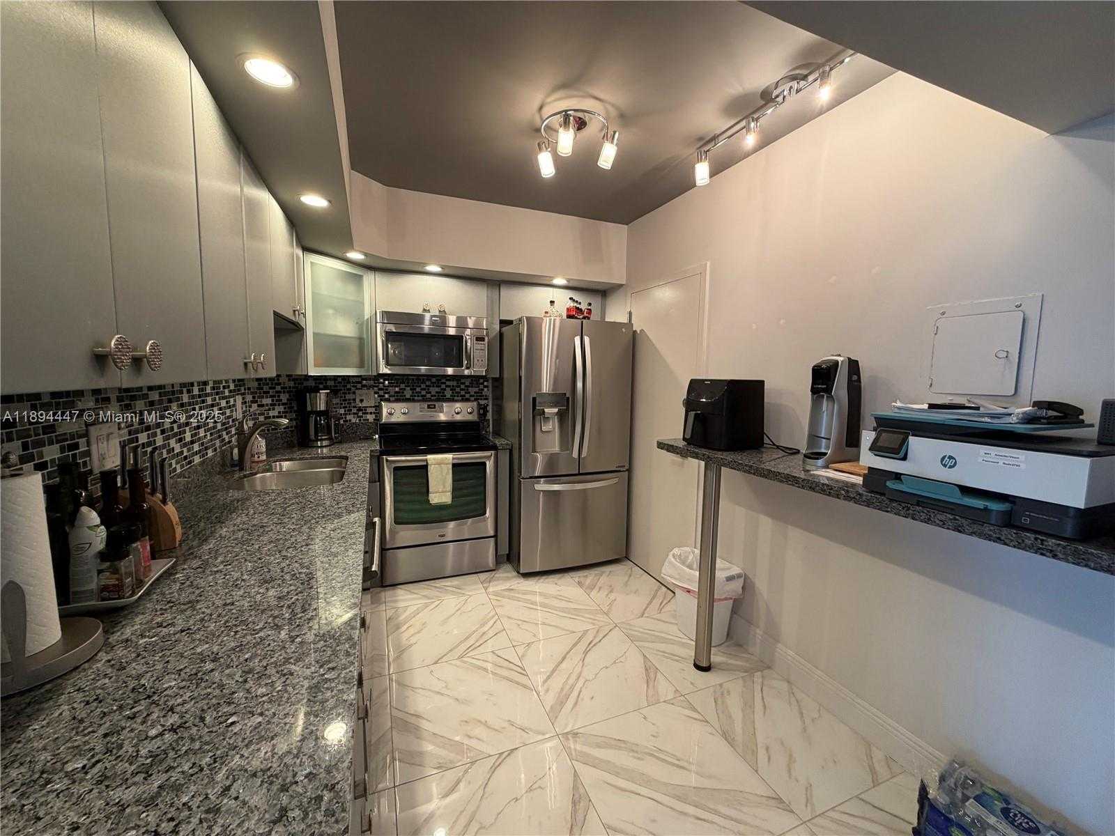 Small Image of 300 BAYVIEW DR #2014, Sunny Isles Beach Number 5