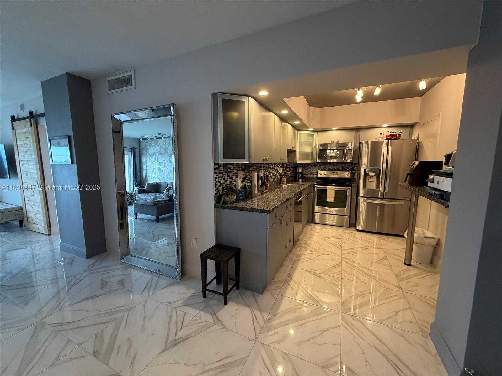 Small Image of 300 BAYVIEW DR #2014, Sunny Isles Beach Number 6