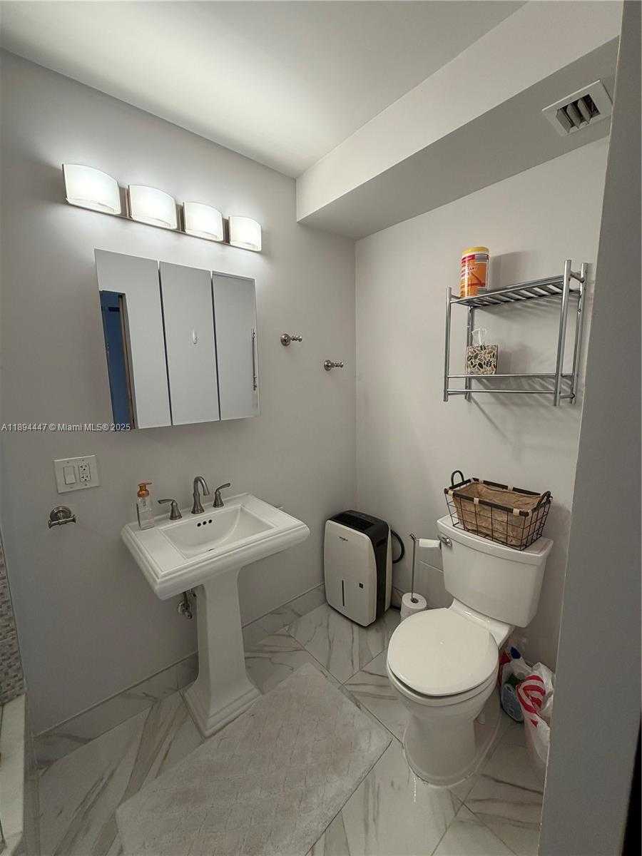 Small Image of 300 BAYVIEW DR #2014, Sunny Isles Beach Number 9