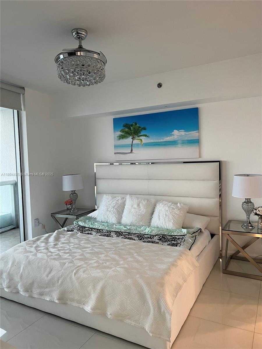 Small Image of 485 BRICKELL AVE #4109, Miami Number 7