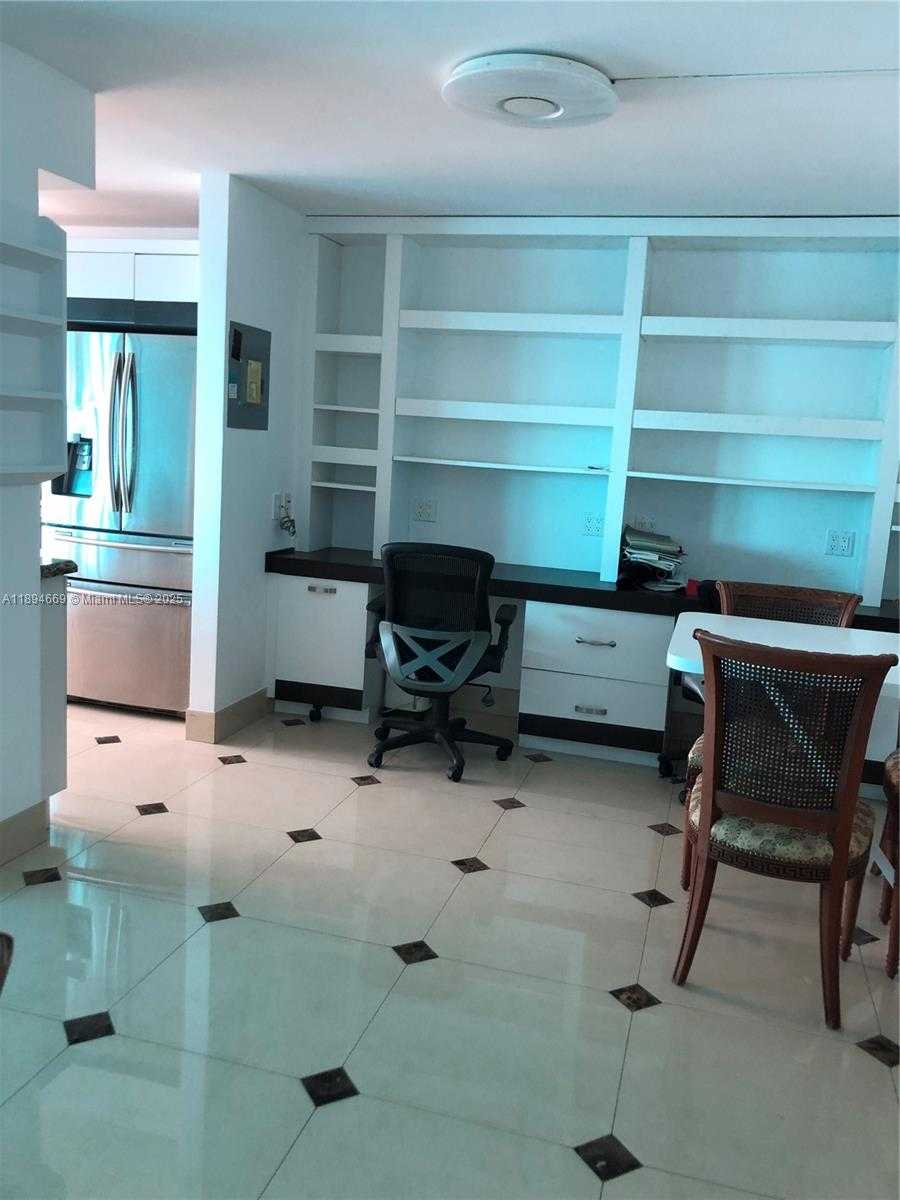 Small Image of Aventura Number 10
