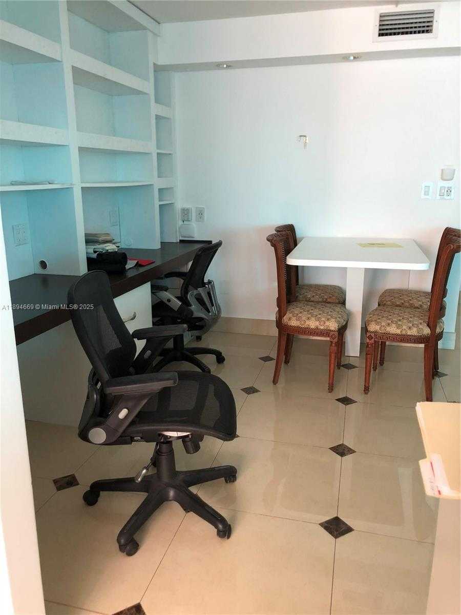 Small Image of Aventura Number 12