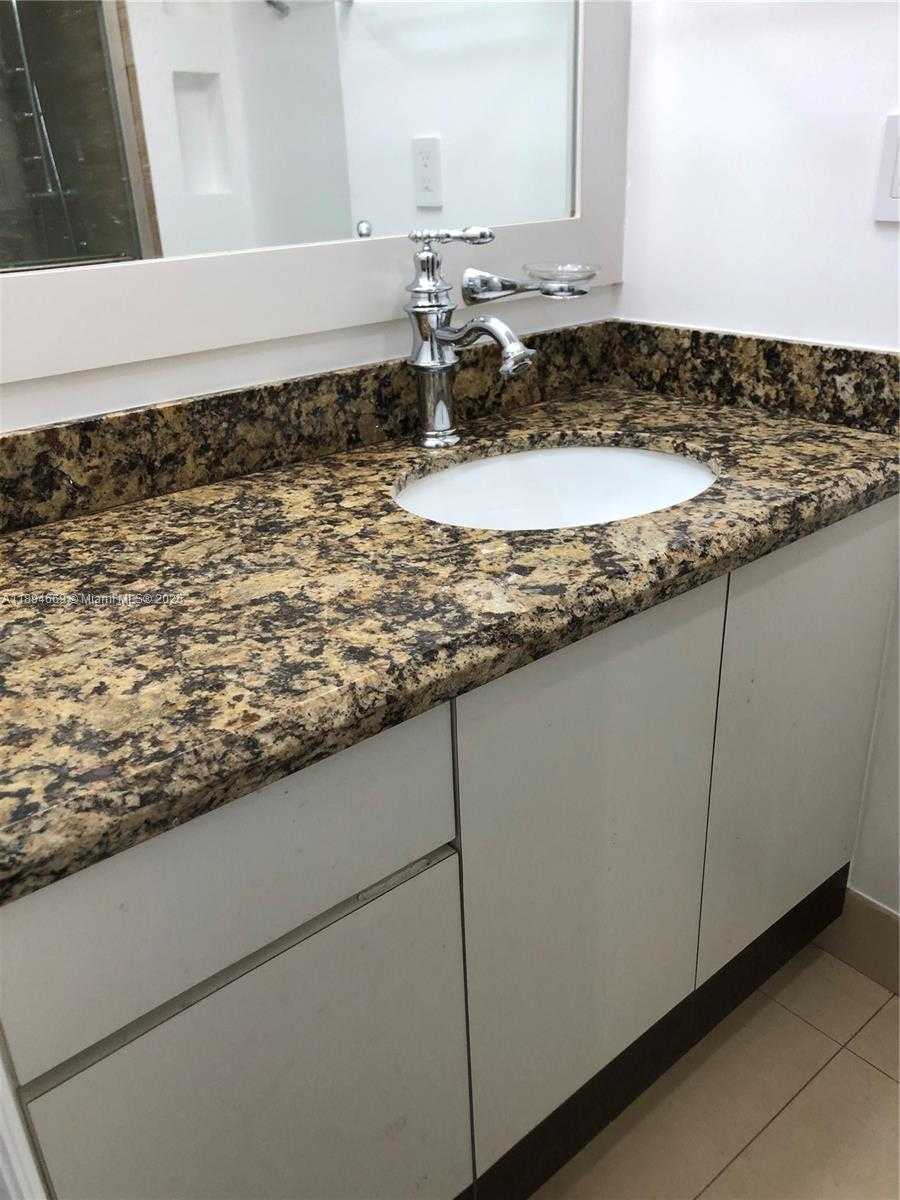 Small Image of Aventura Number 16