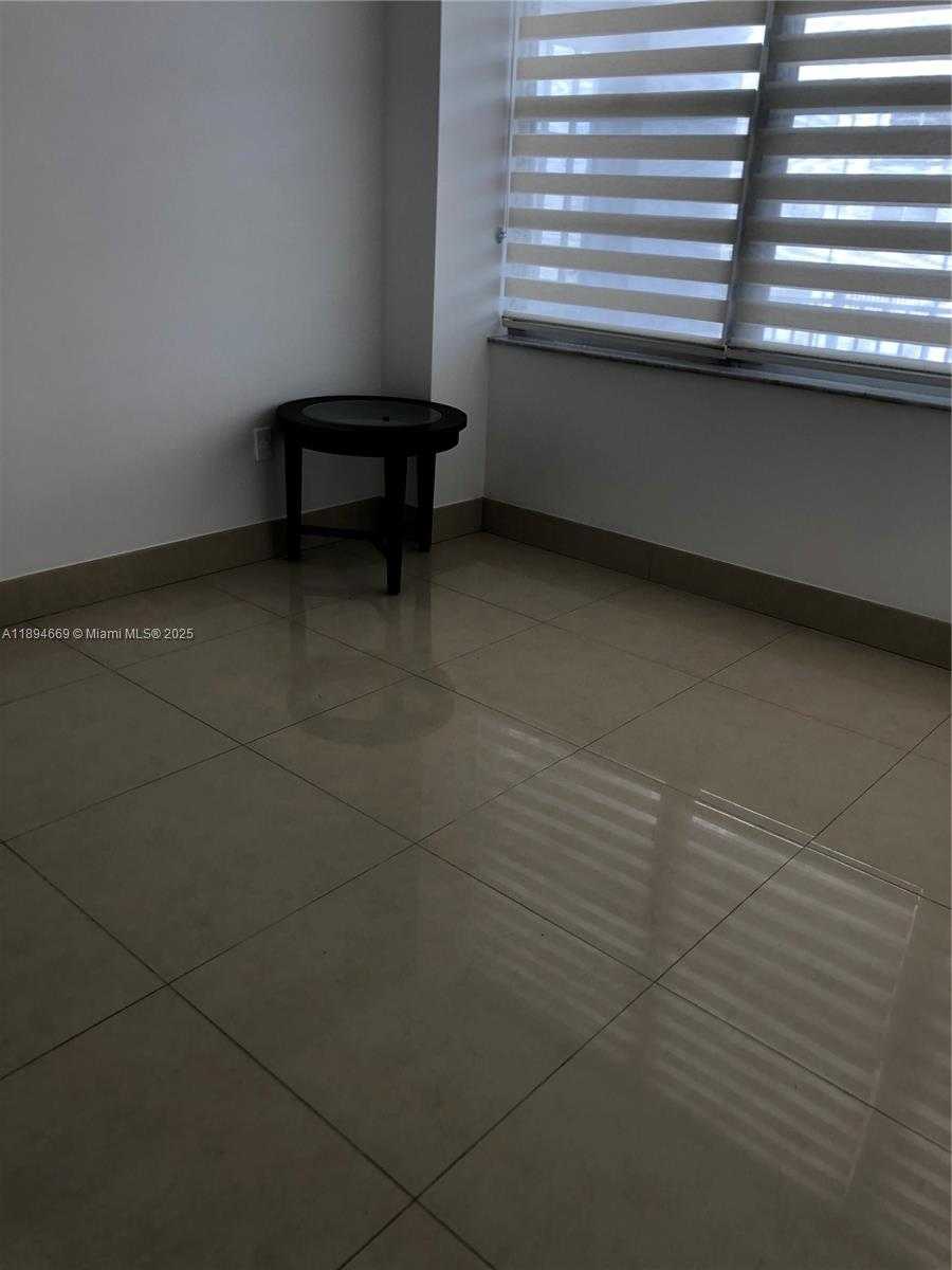 Small Image of Aventura Number 18
