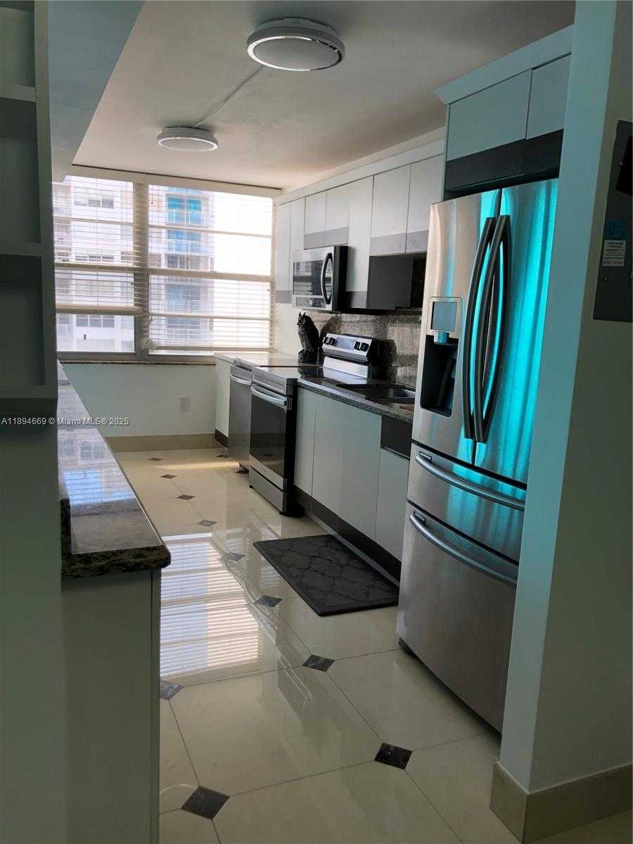 Small Image of Aventura Number 2