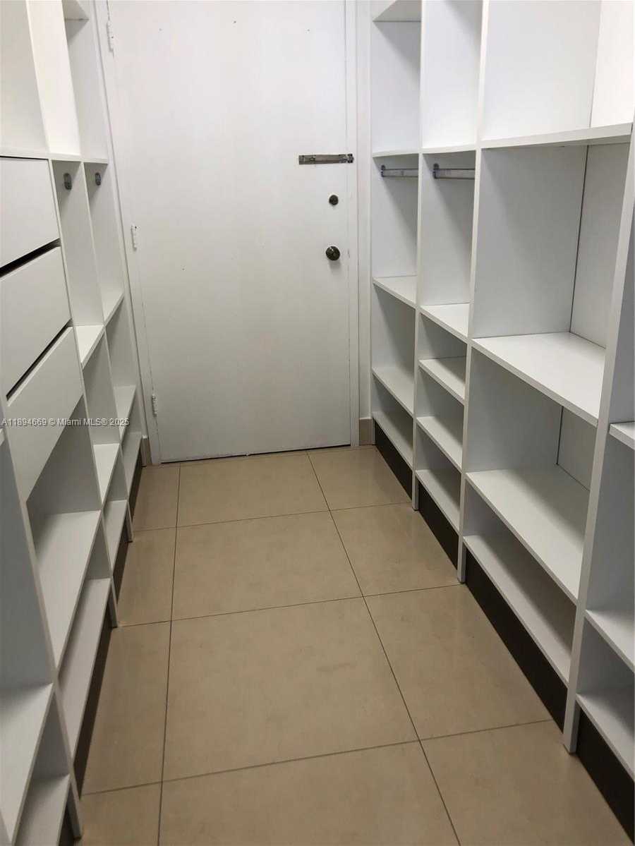 Small Image of Aventura Number 20