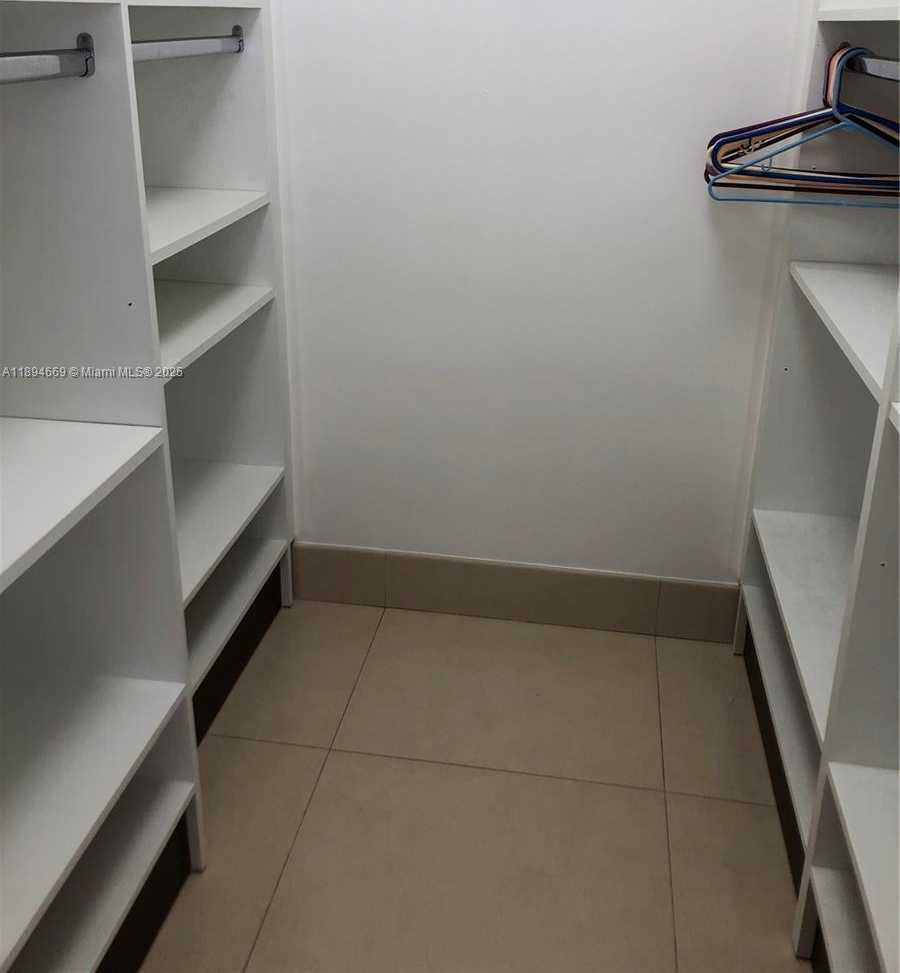 Small Image of Aventura Number 21