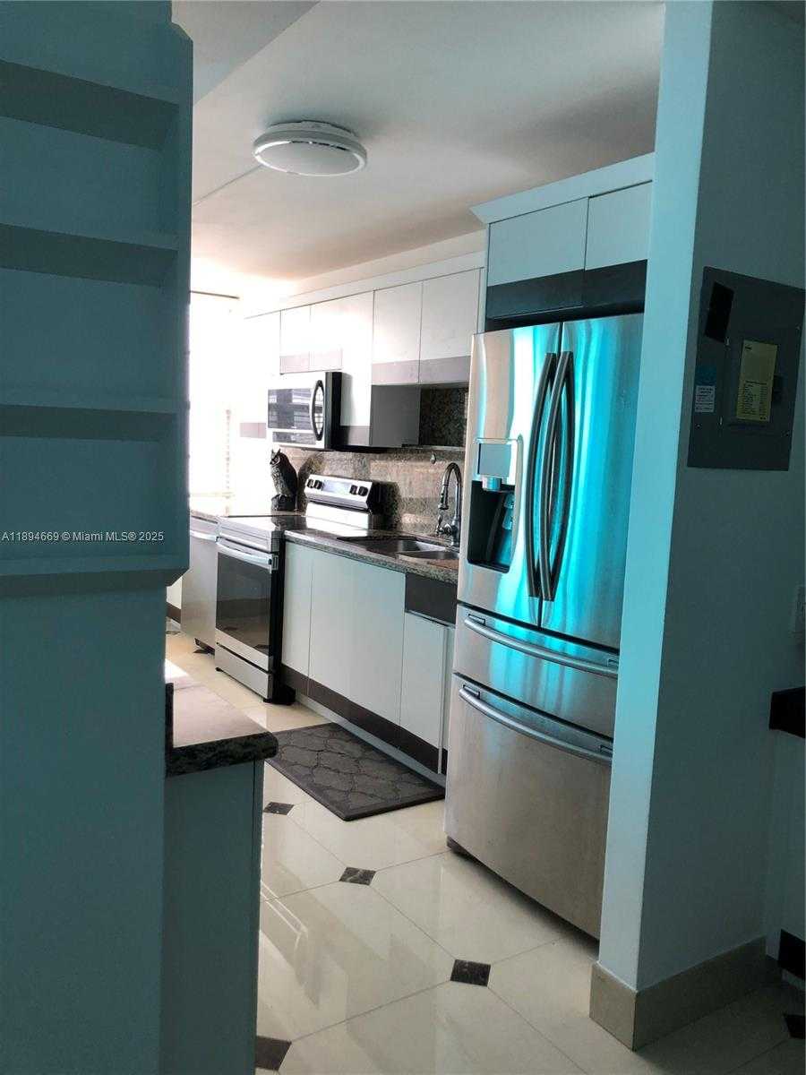 Small Image of Aventura Number 3