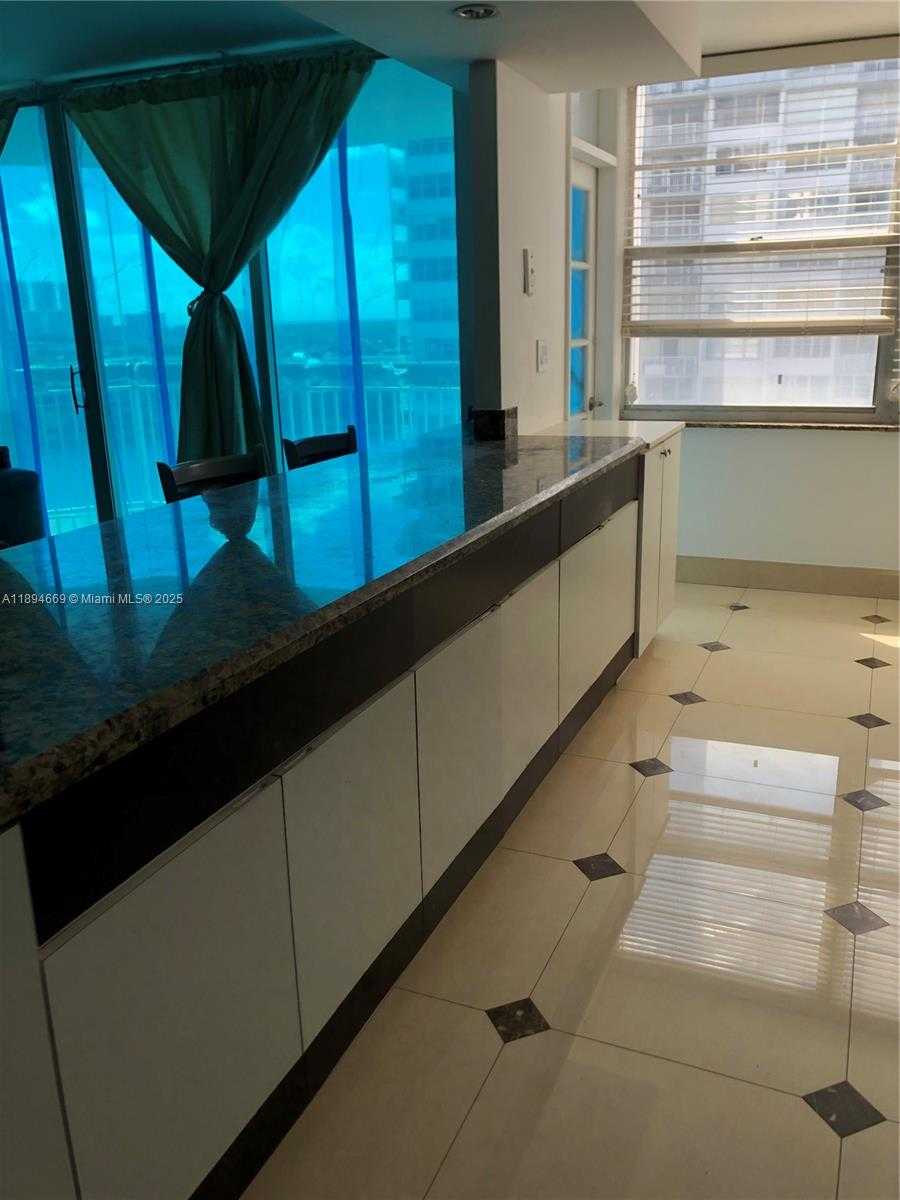 Small Image of Aventura Number 4