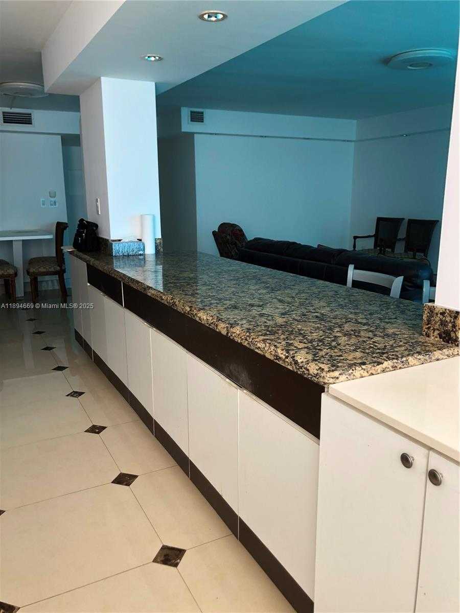 Small Image of Aventura Number 6