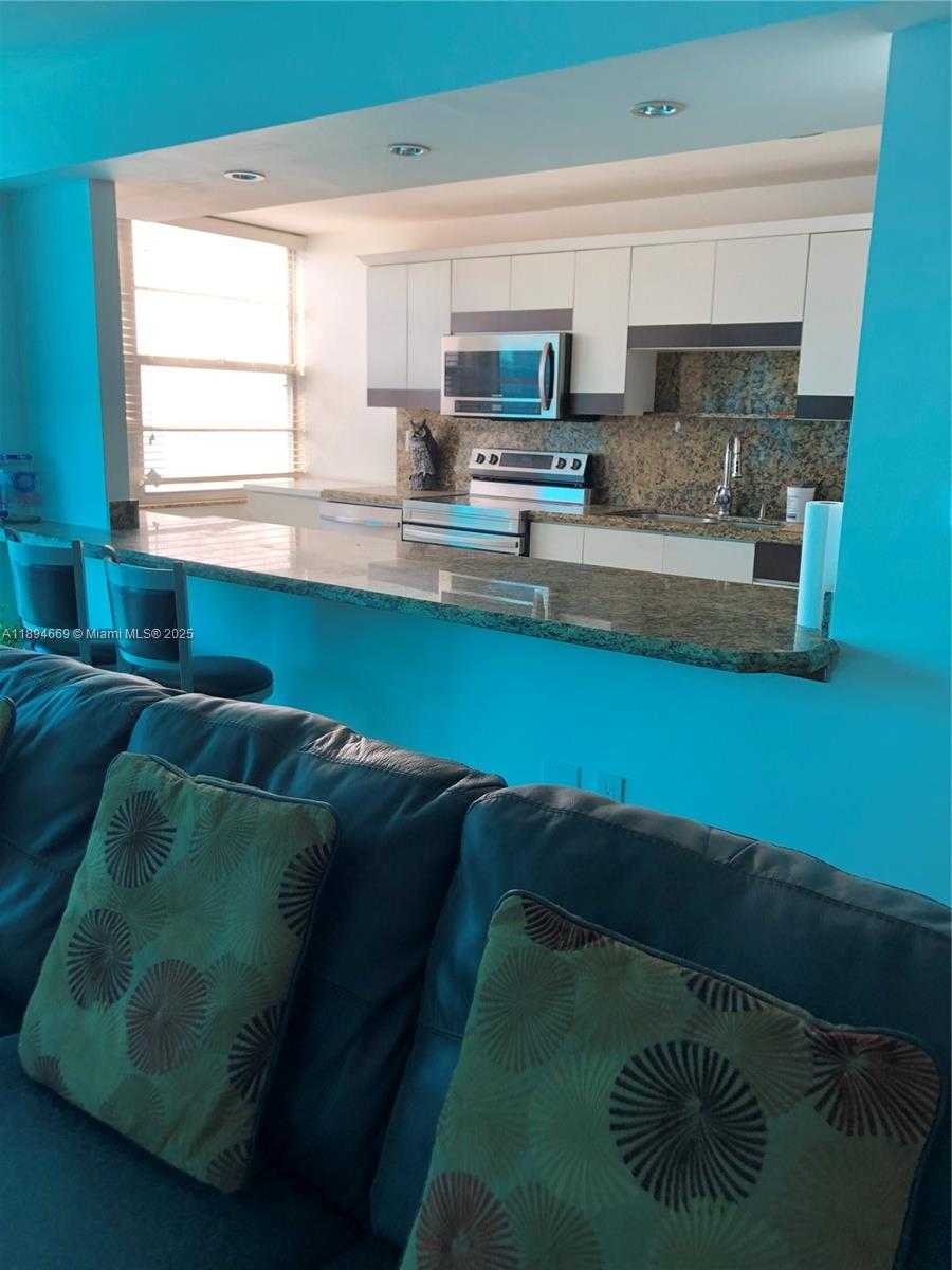 Small Image of Aventura Number 8
