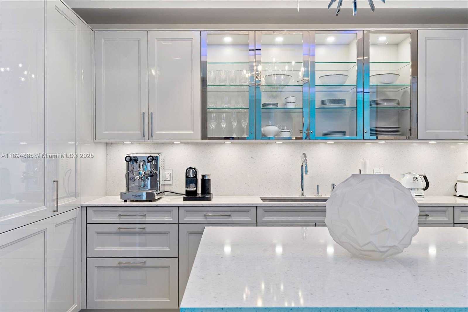 Small Image of 100 SOUTH POINTE DR #2506, Miami Beach Number 16