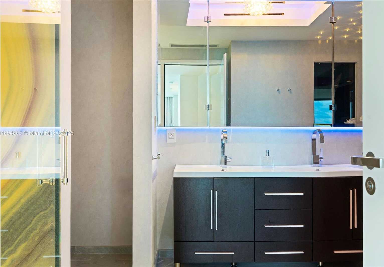 Small Image of 100 SOUTH POINTE DR #2506, Miami Beach Number 30