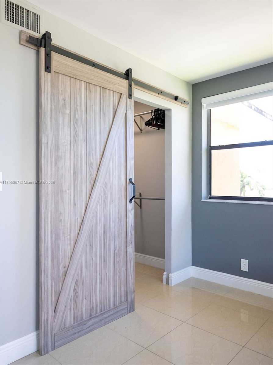 Small Image of Doral Number 10