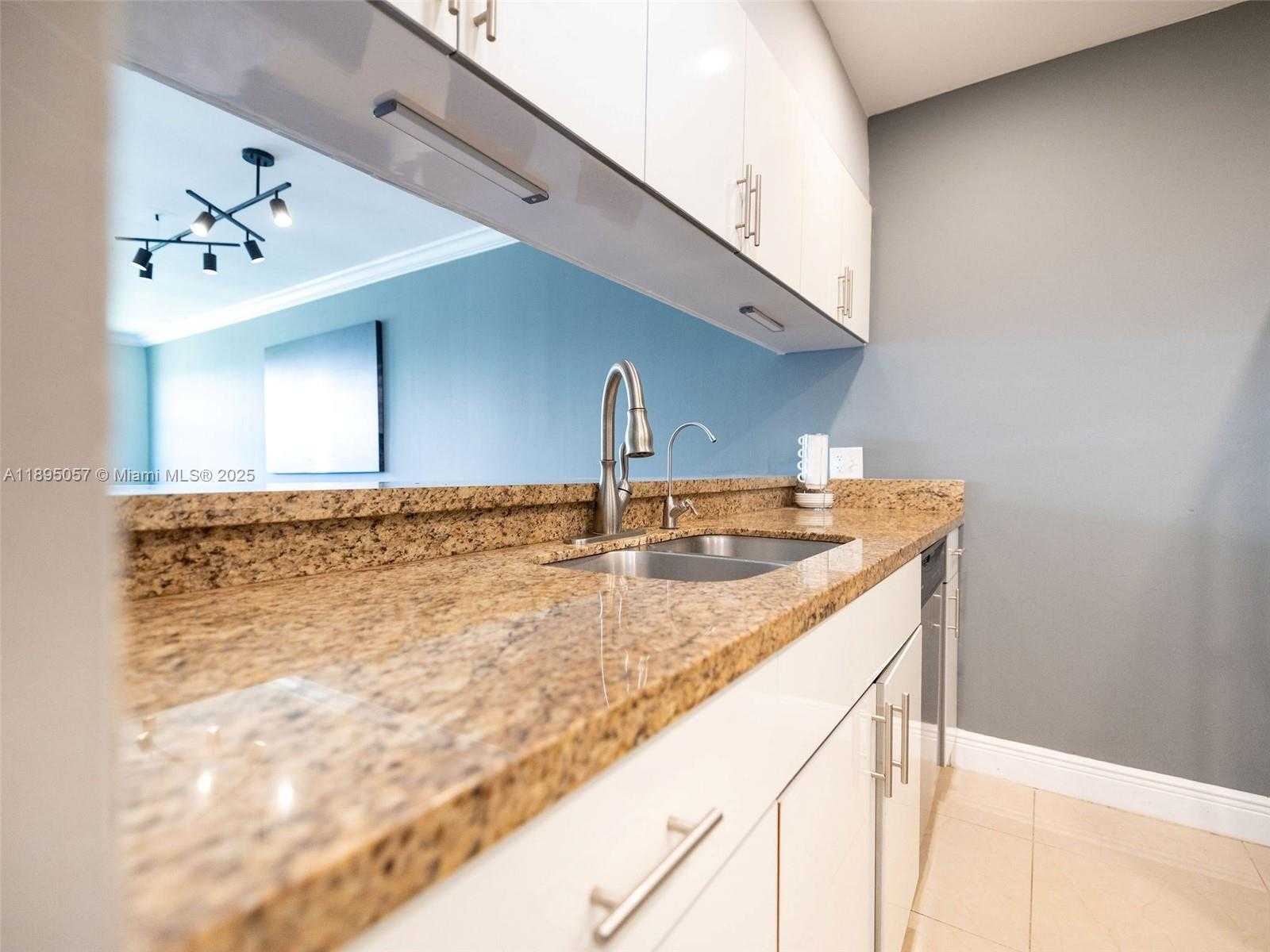 Small Image of Doral Number 20