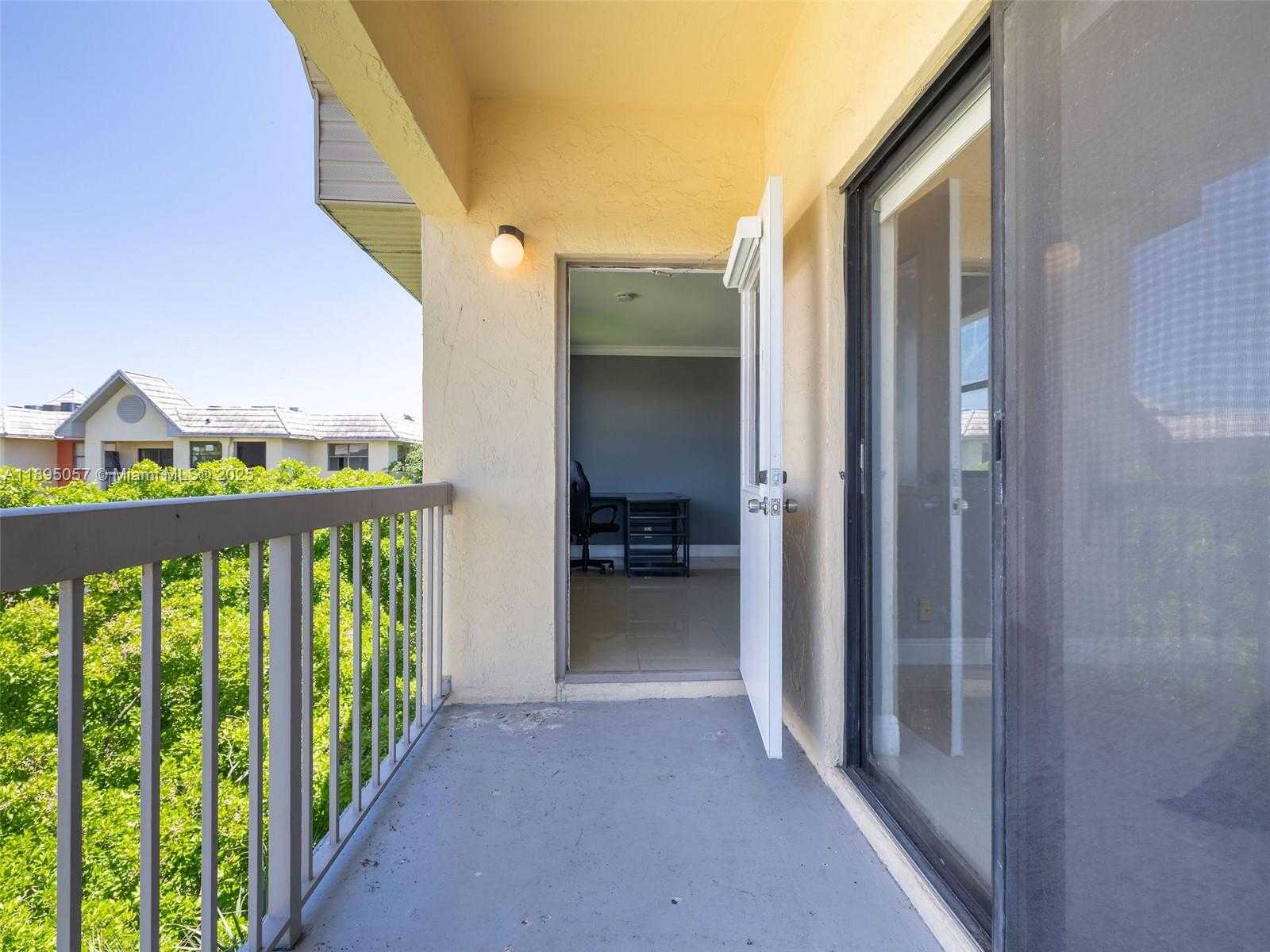 Small Image of Doral Number 24