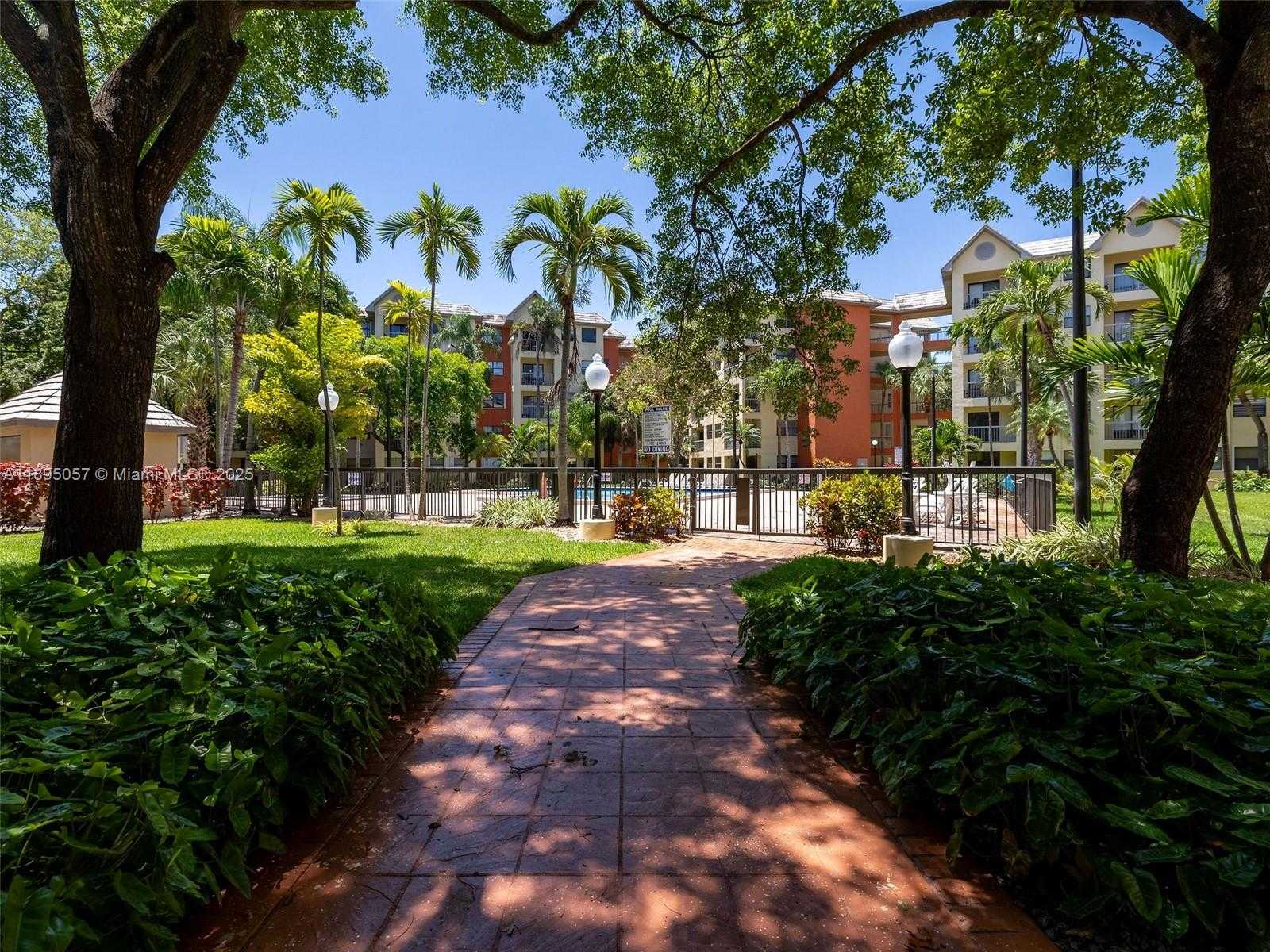 Small Image of Doral Number 33