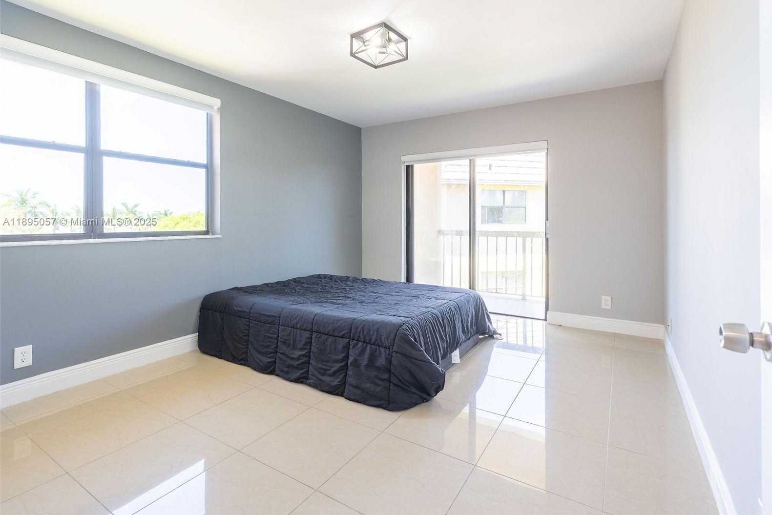 Small Image of Doral Number 4