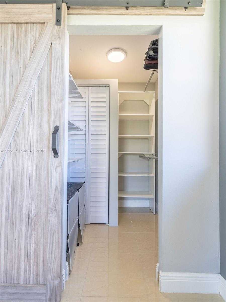 Small Image of Doral Number 8