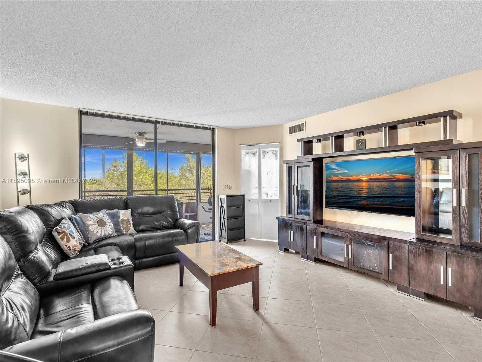 Small Image of 1400 SHERIDAN ST #24J, Hollywood Number 2