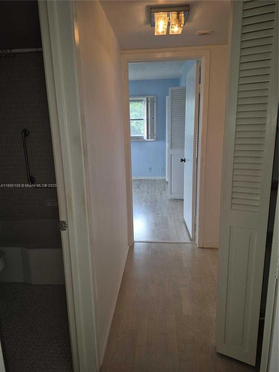 Small Image of 1201 HILLCREST CT #302, Hollywood Number 15