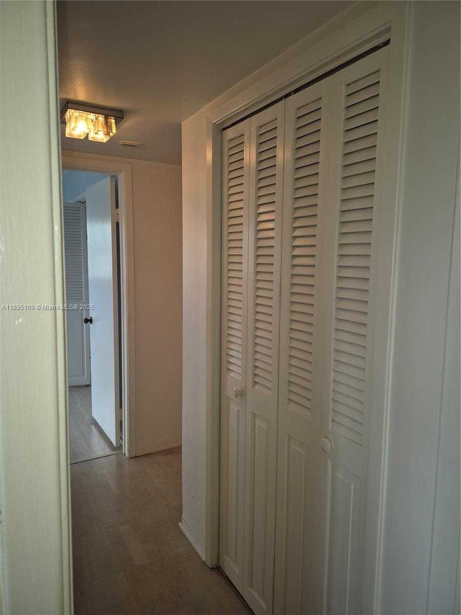Small Image of 1201 HILLCREST CT #302, Hollywood Number 16