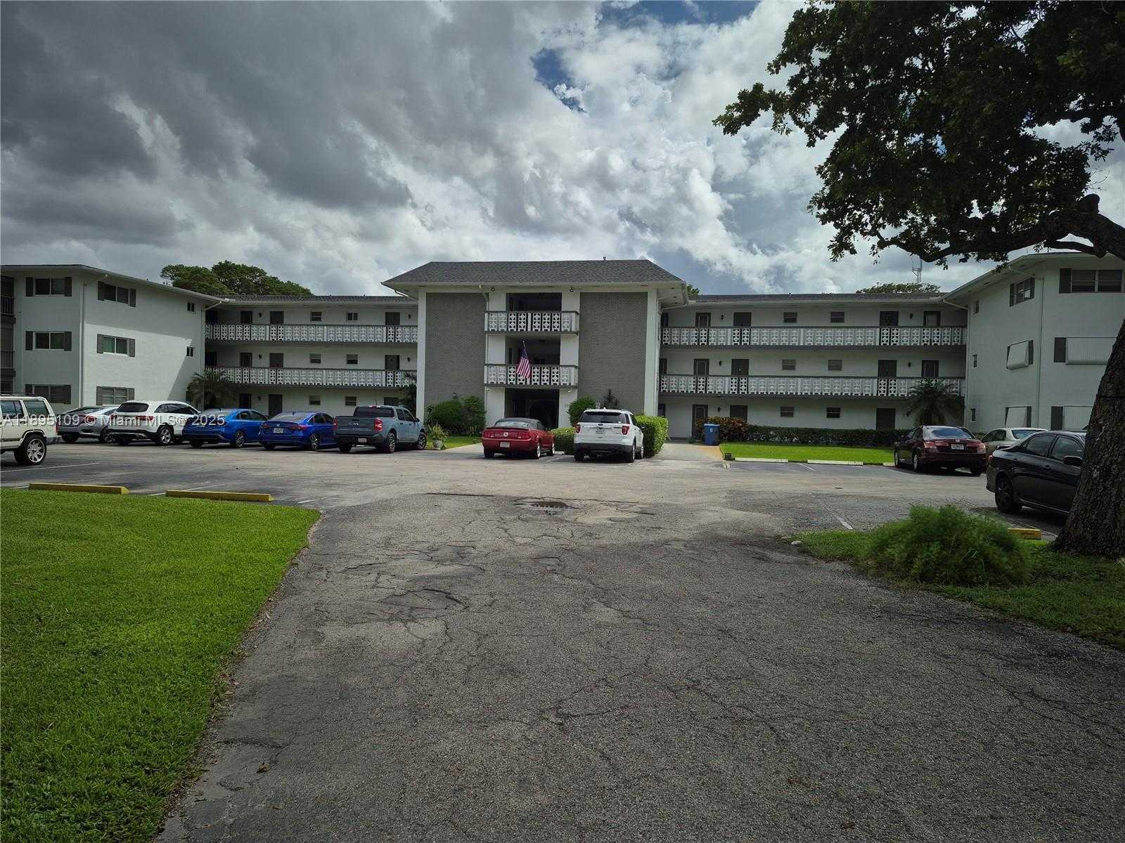 Small Image of 1201 HILLCREST CT #302, Hollywood Number 2