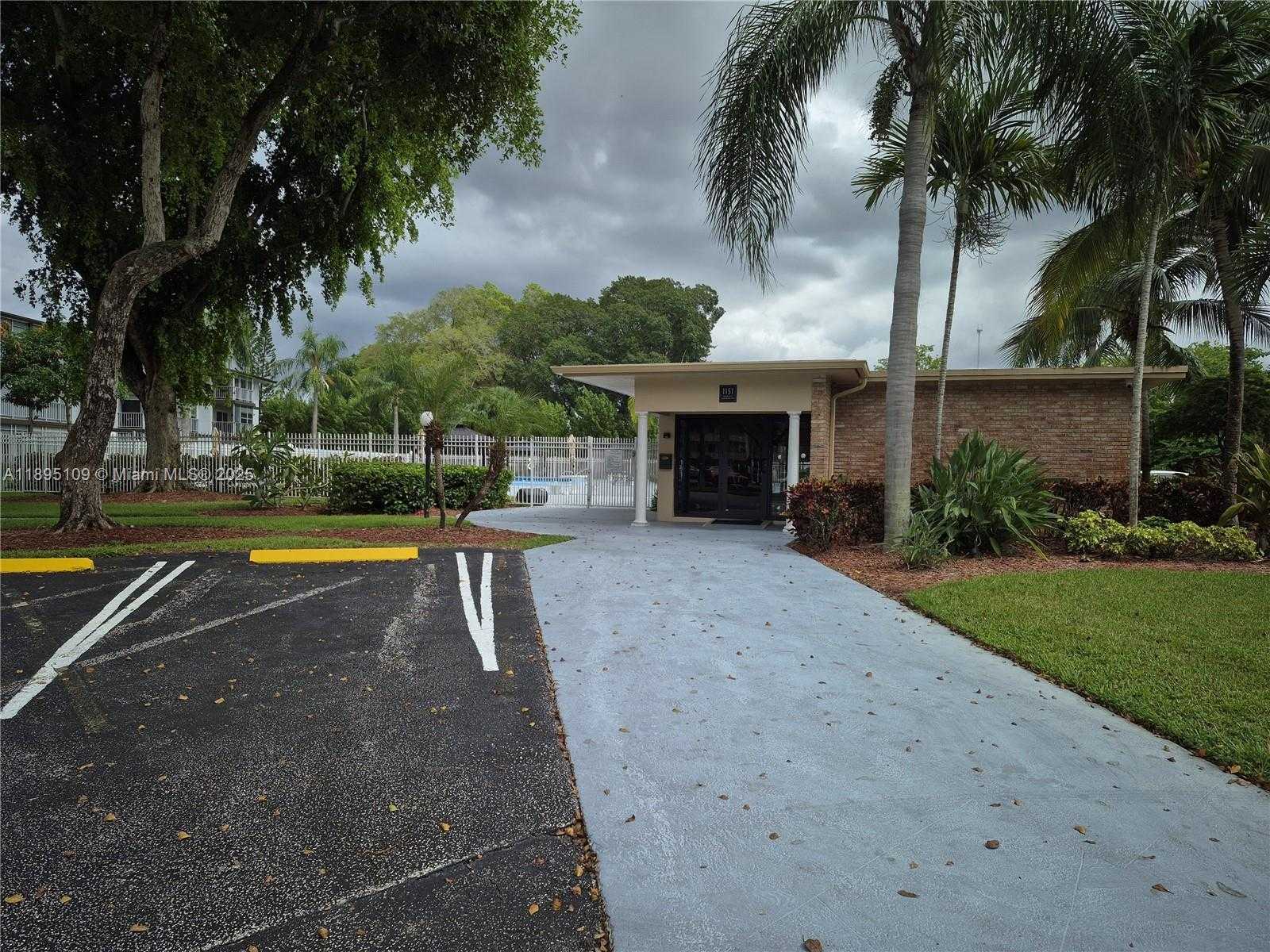 Small Image of 1201 HILLCREST CT #302, Hollywood Number 24
