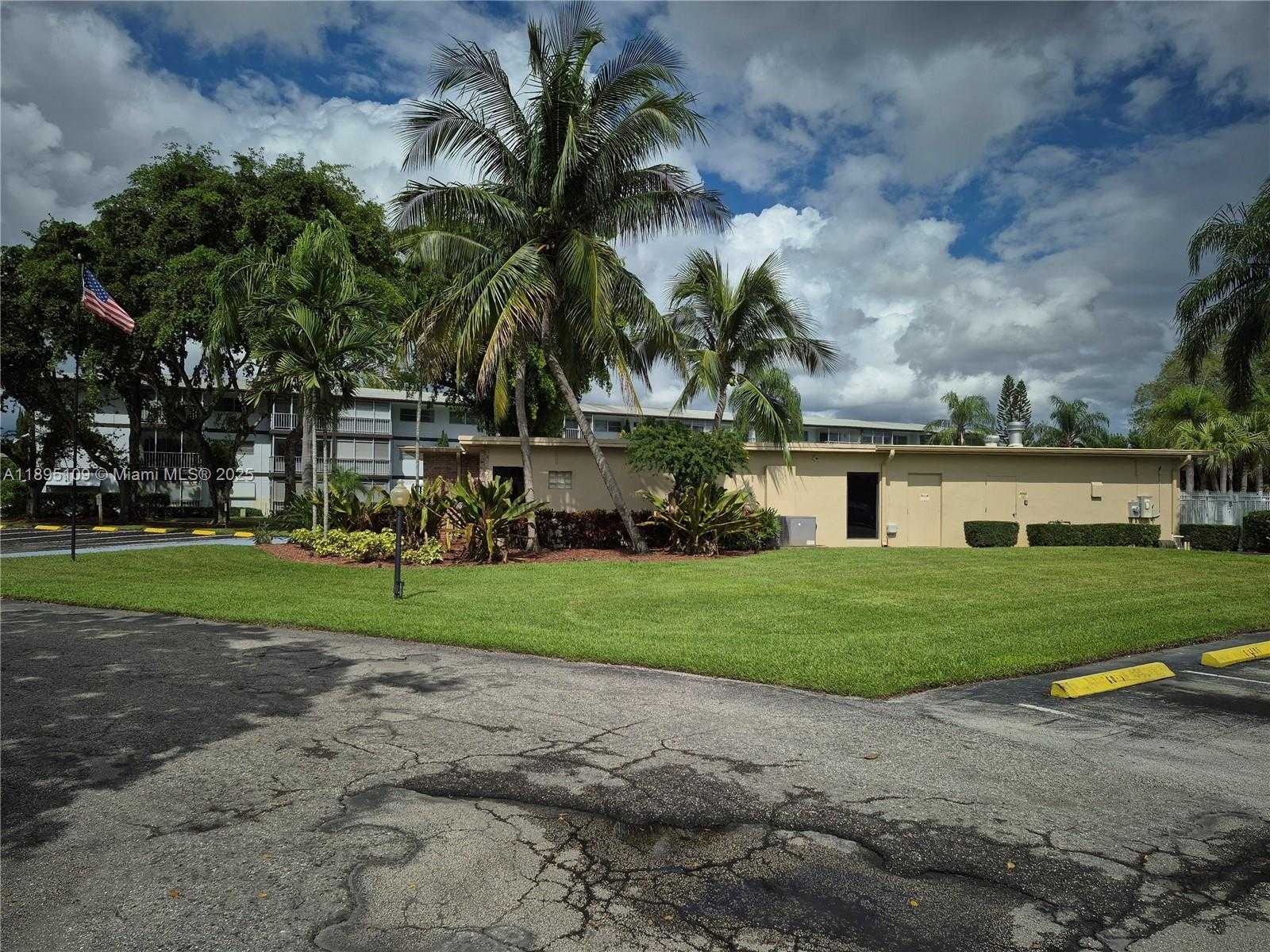 Small Image of 1201 HILLCREST CT #302, Hollywood Number 25