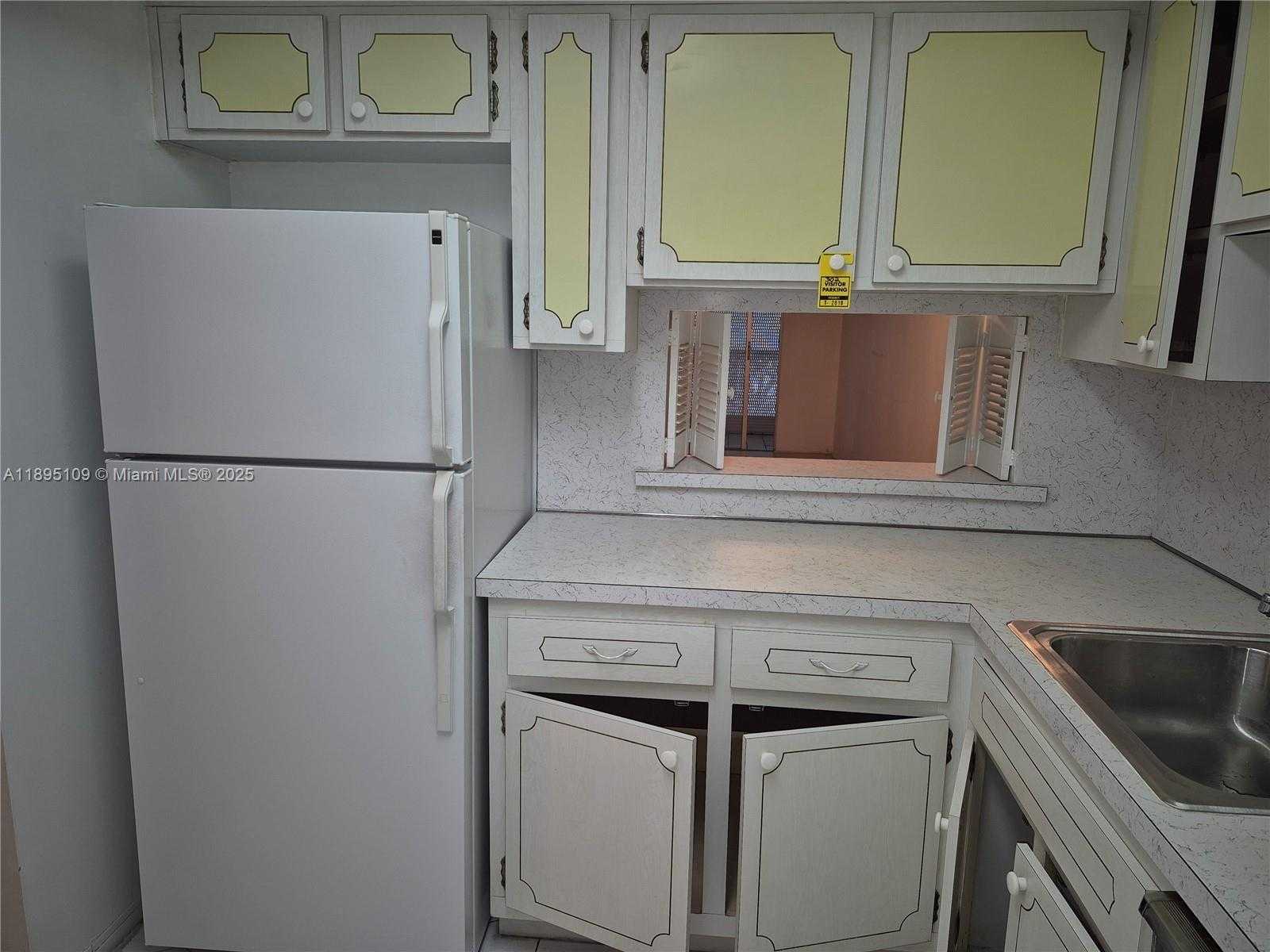 Small Image of 1201 HILLCREST CT #302, Hollywood Number 9