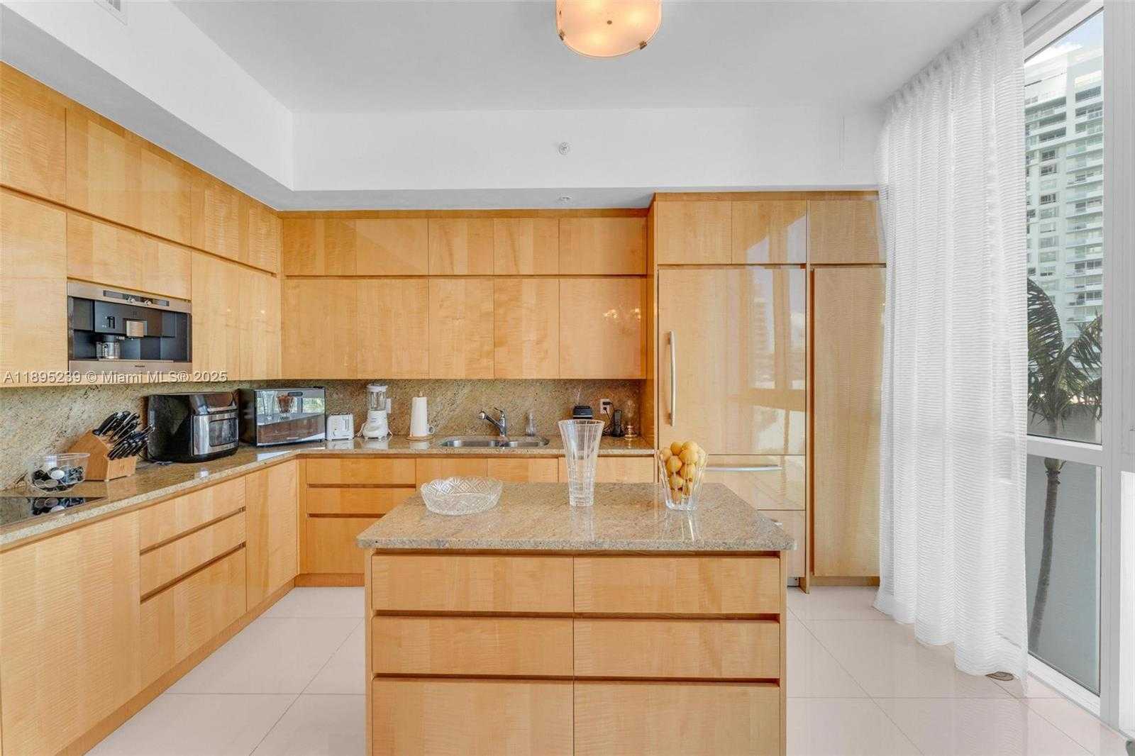 Small Image of 50 SOUTH POINTE DR #705, Miami Beach Number 11