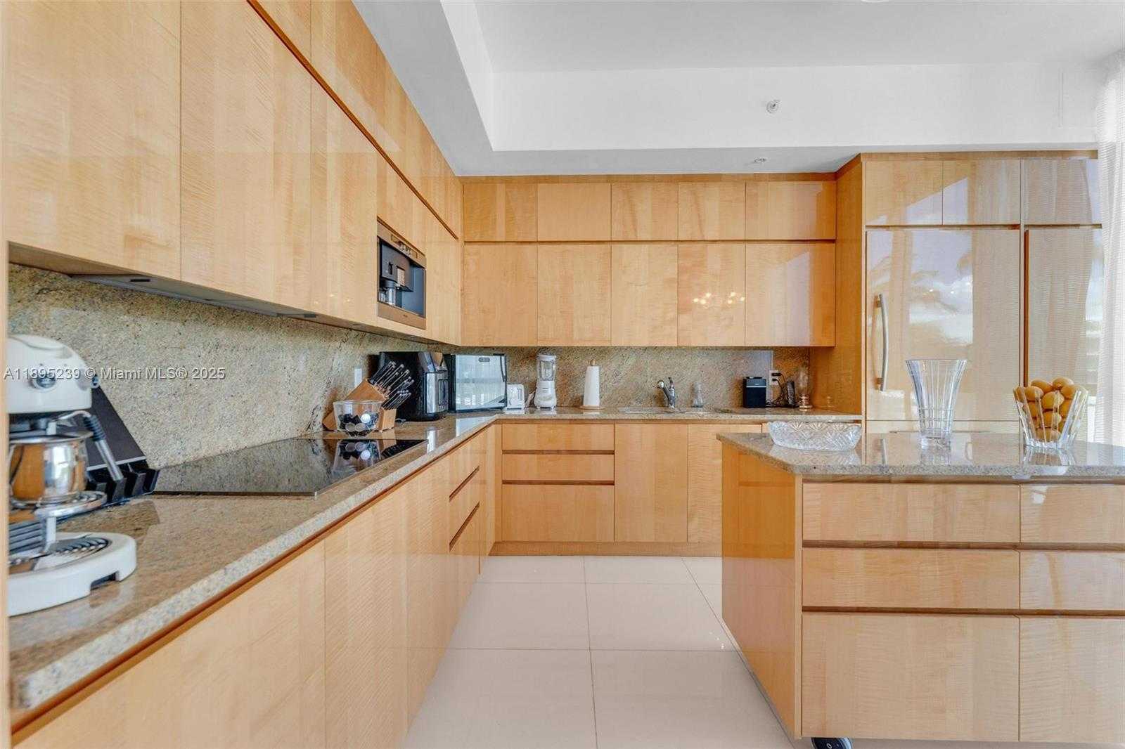 Small Image of 50 SOUTH POINTE DR #705, Miami Beach Number 12